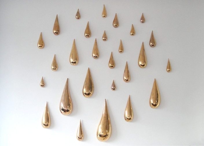Xawery Wolski - Gotas (Drops) Oro, 2010, terracotta, gold glaze, dimensions variable